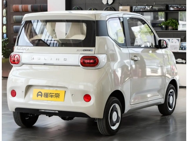 Vista trasera de un Wuling Mini EV 2025